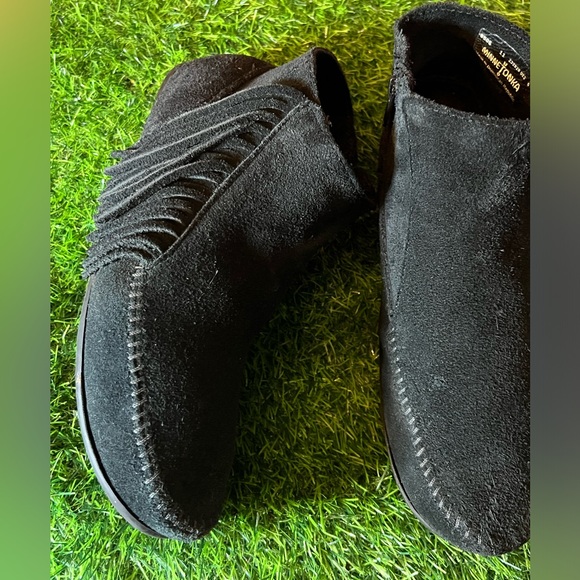 Minnetonka Shoes - Nice Minnetonka Suede Booties W/Fringe Size 11 GUC!
